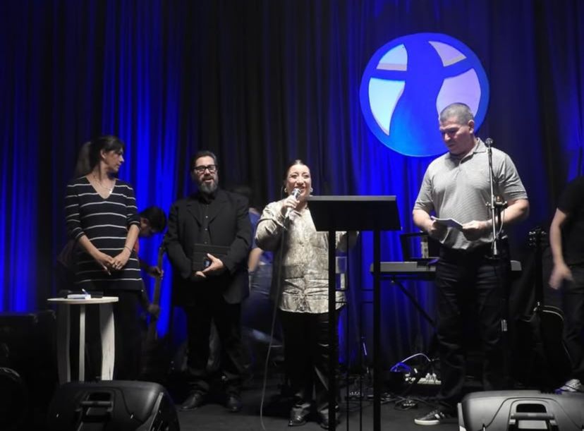 Congregación adorando en el Ministerio Nuevo Rumbo