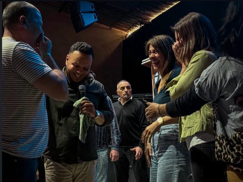 Familias orando juntas